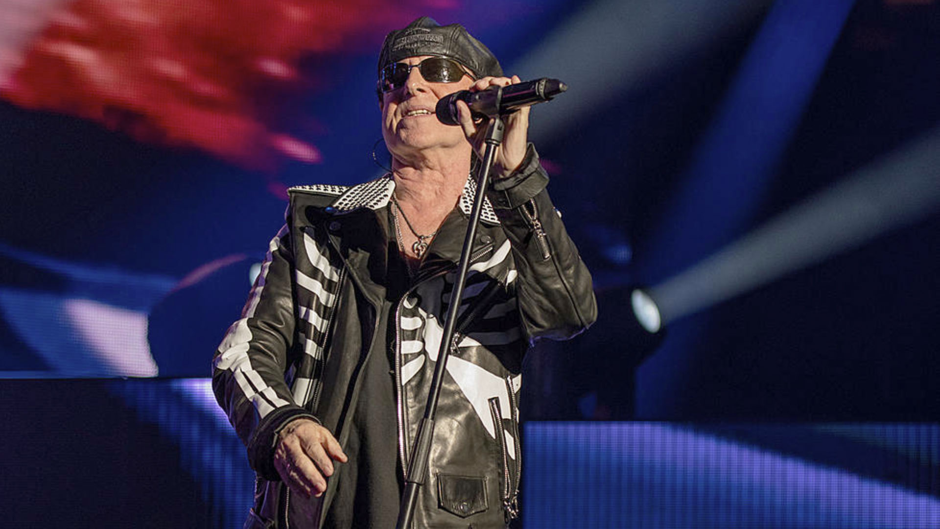 Operan de emergencia a vocalista de Scorpions