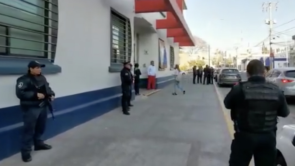 Realizan operativo preventivo en preparatoria de Puebla por amenaza de tiroteo