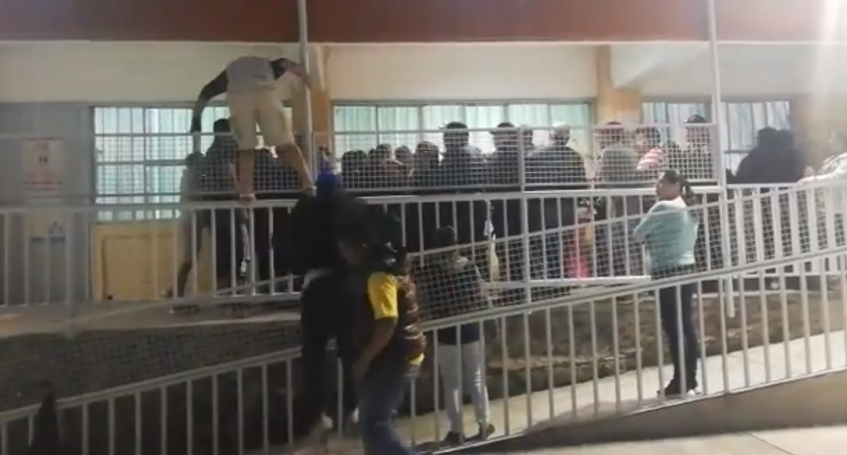 #Video Intentan linchar a directora y conserje de primaria en la Álvaro Obregón