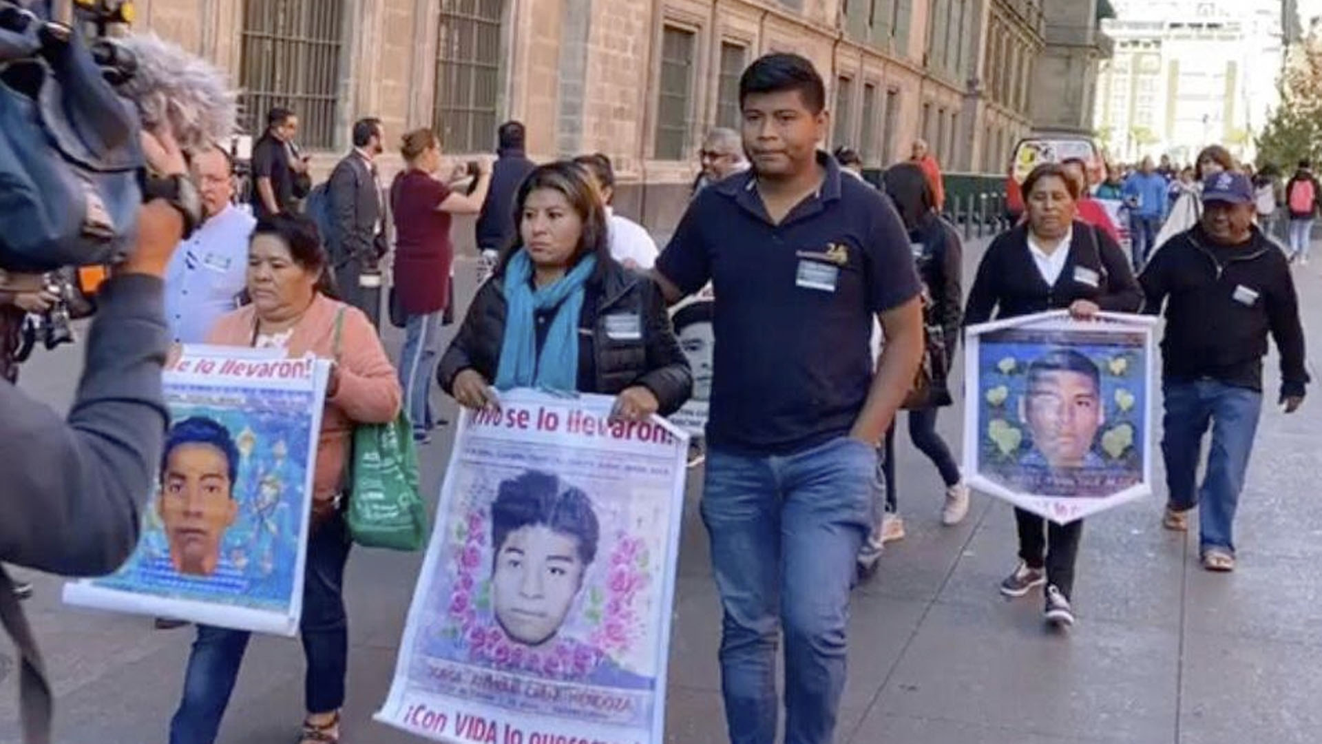 Padres De Los 43 Normalistas Se Reúnen Con AMLO En Palacio Nacional