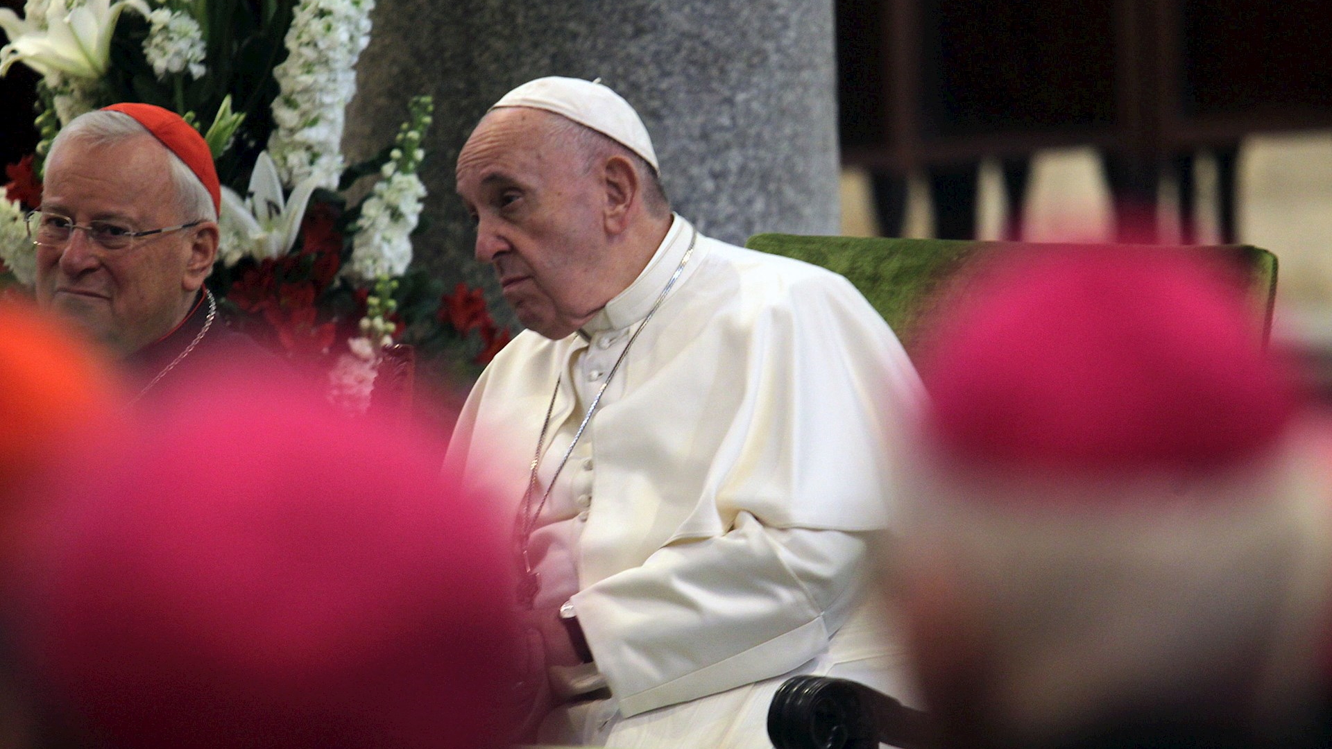 Hipócritas los países que hablan de paz y venden armas, condena el papa Francisco