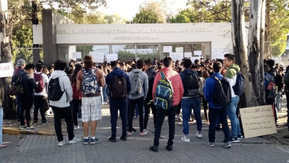Alumnos de la BUAP toman facultades por asesinato de estudiantes y conductor