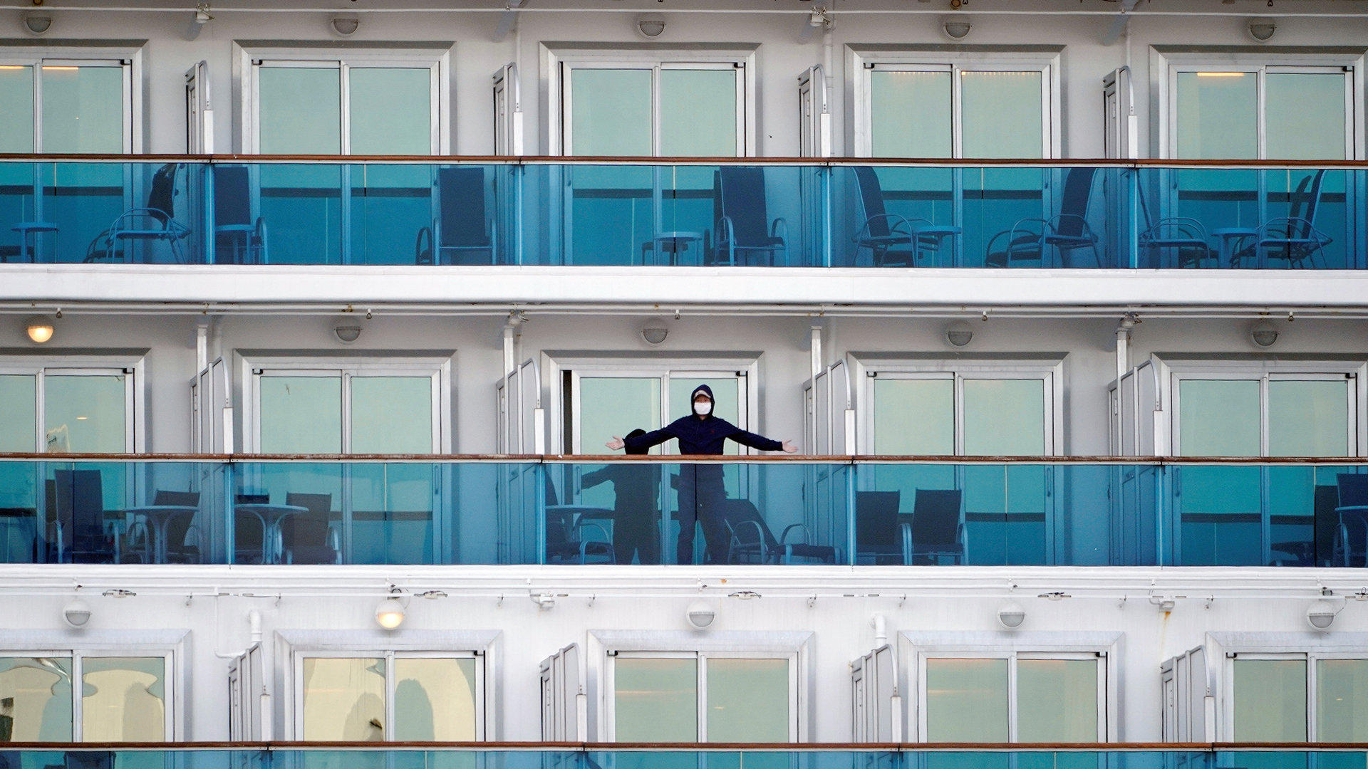 Cruceros refuerzan medidas contra brotes de coronavirus - pasajero-de-crucero-en-cuarentena