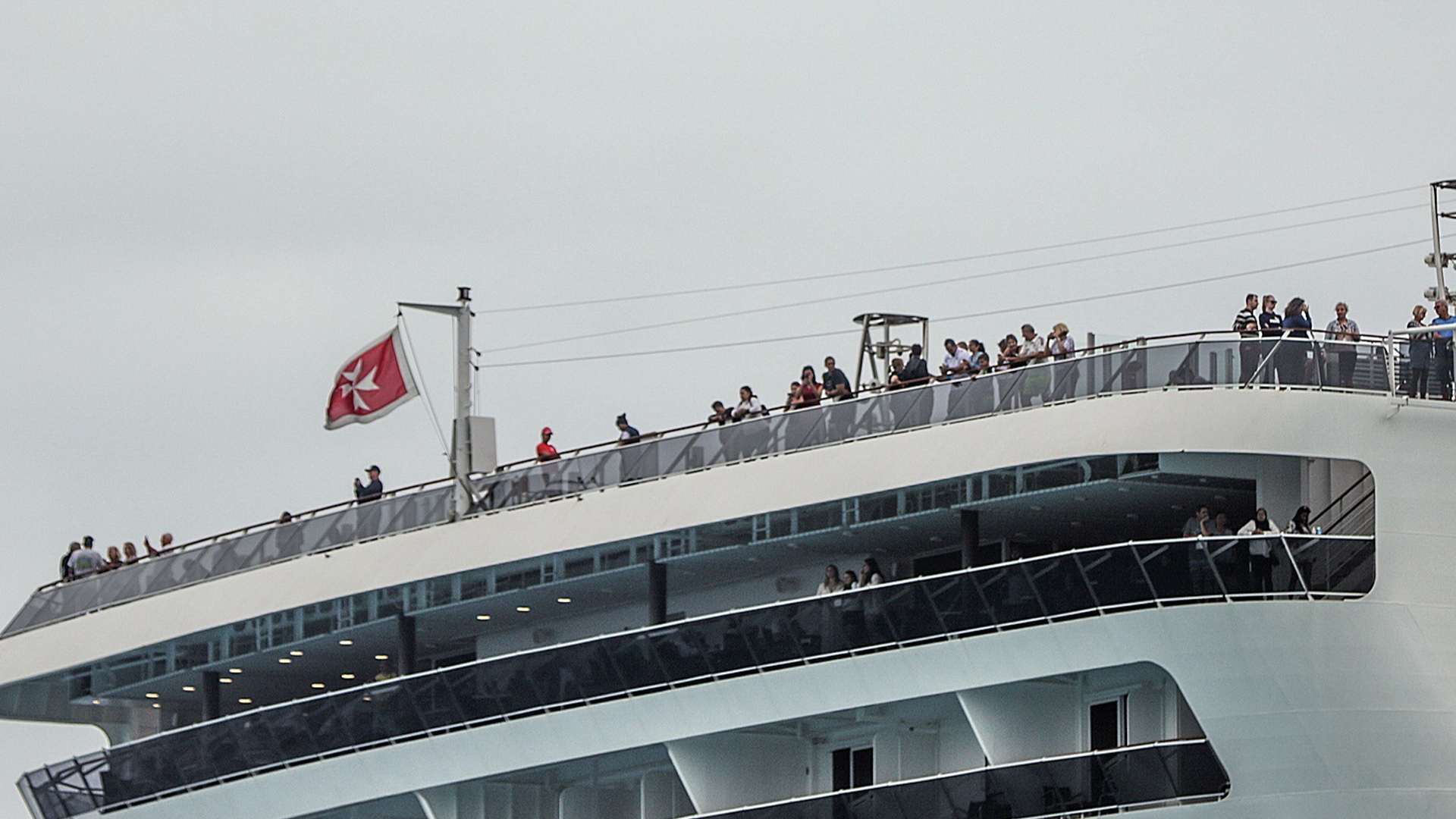 Desembarcan pasajeros del crucero Meraviglia tras descartarse COVID-19