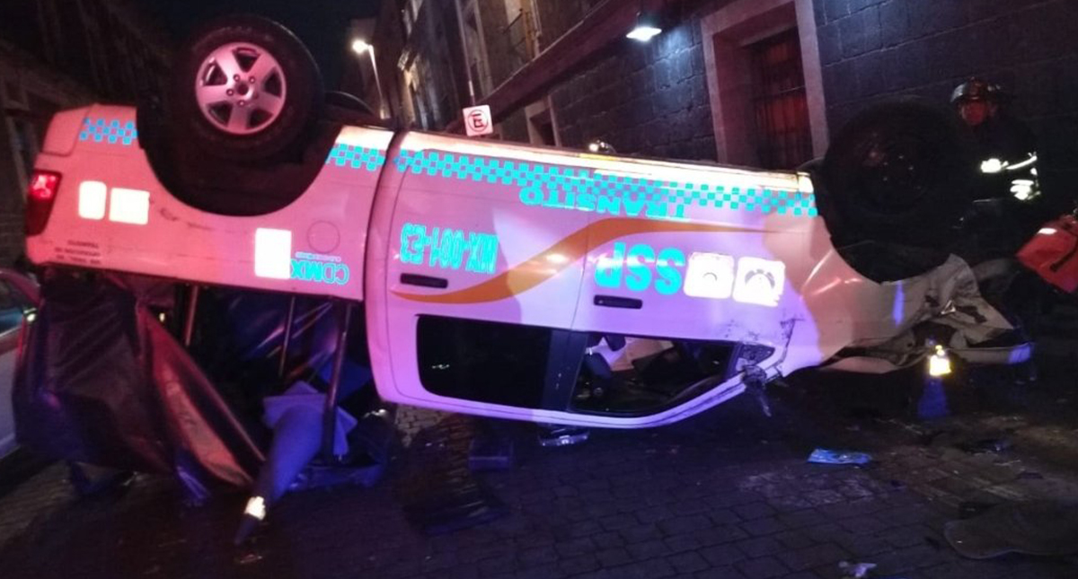 Patrulla vuelca en el Centro Histórico de la Ciudad de México