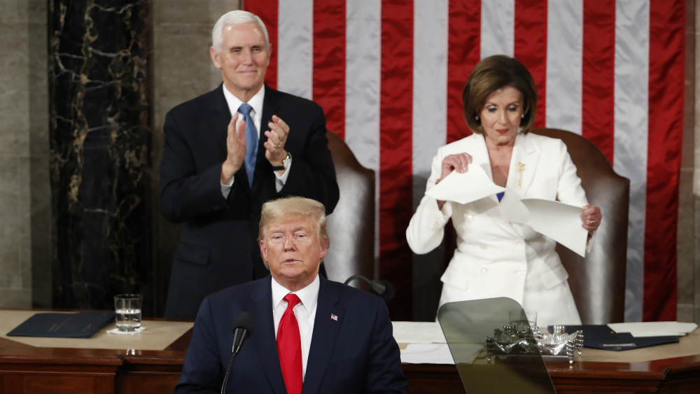 #Video Tensión en Washington. Trump niega saludo a Pelosi; ella rompe la copia del mensaje del presidente