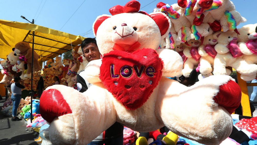 México se alista para un San Valentín con regalos y conjuros pese a la crisis