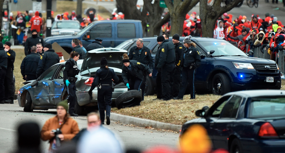 #Video Conductor irrumpe ruta de desfile de los Chiefs; provoca persecución