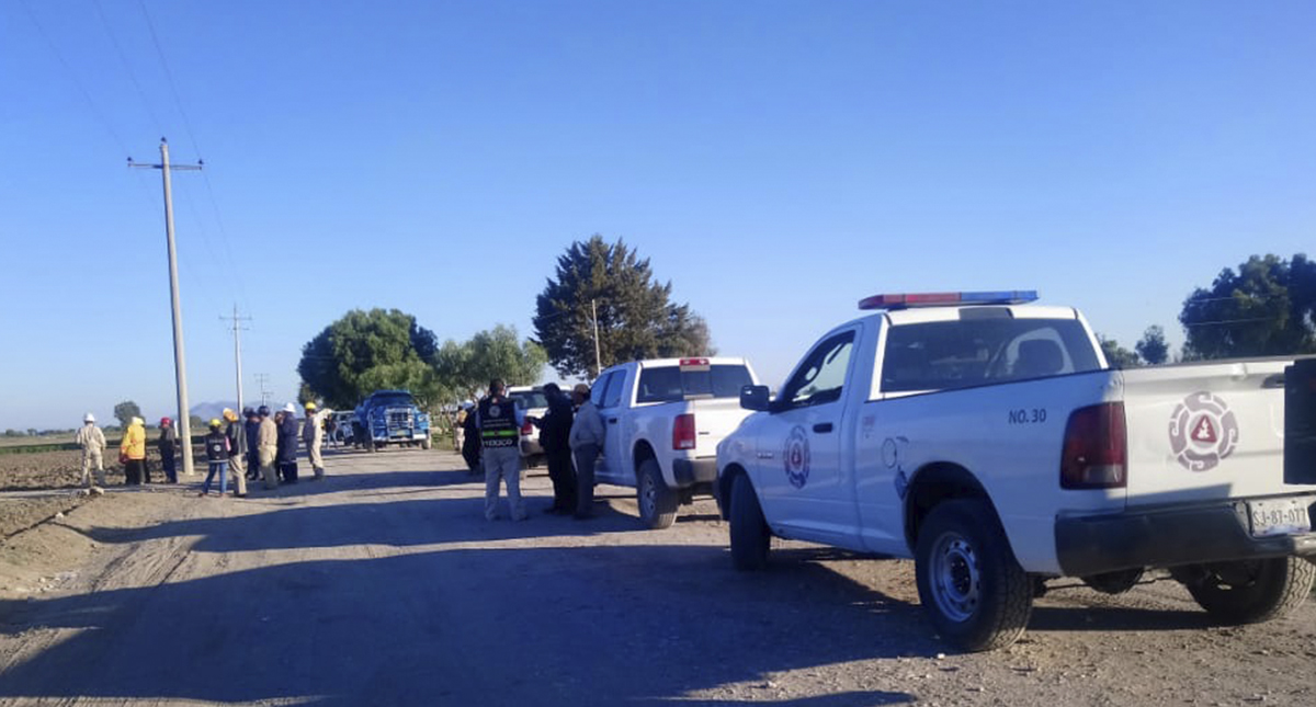 Continúan los trabajos para sellar toma clandestina en Puebla - personal-especializado-en-atencion-de-toma-clandestina-de-gas-lp-en-puebla