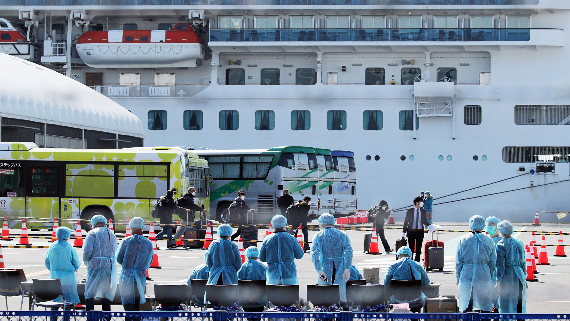 Pasajeros de crucero repatriados a Reino Unido dan positivo a Covid-19 Pasajeros de crucero repatriados a Reino Unido dan positivo a Covid-19