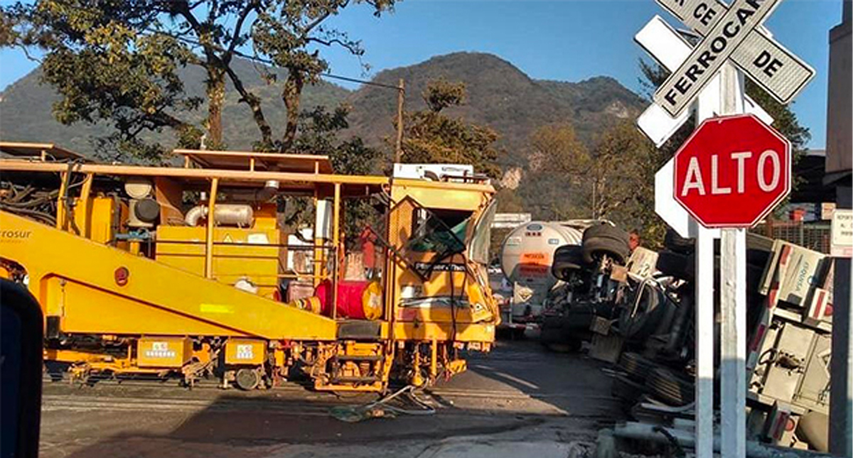 Retiran pipa con sosa cáustica volcada en Orizaba por choque contra tren