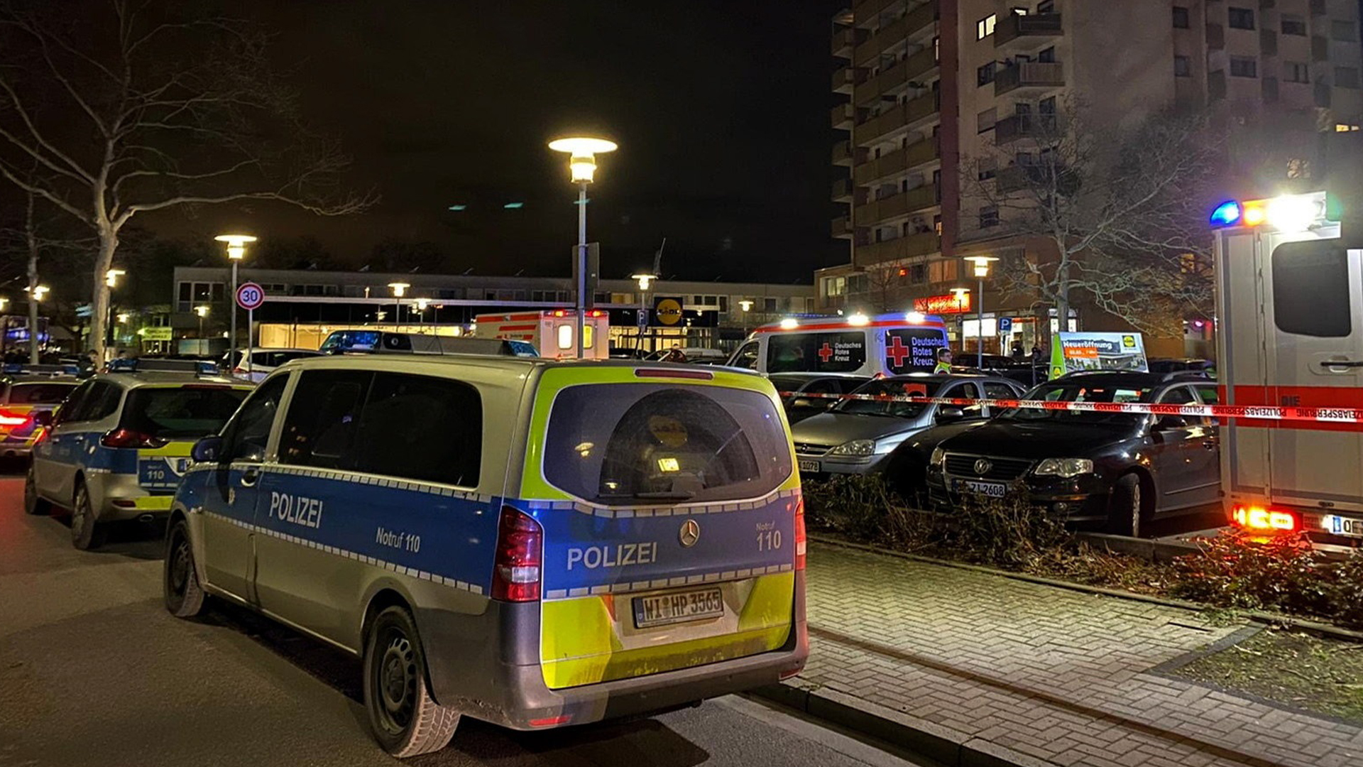 Tiroteos en bares de Alemania dejan ocho muertos - policia-alemana-en-sitio-de-tiroteo-a-bar-en-hanau