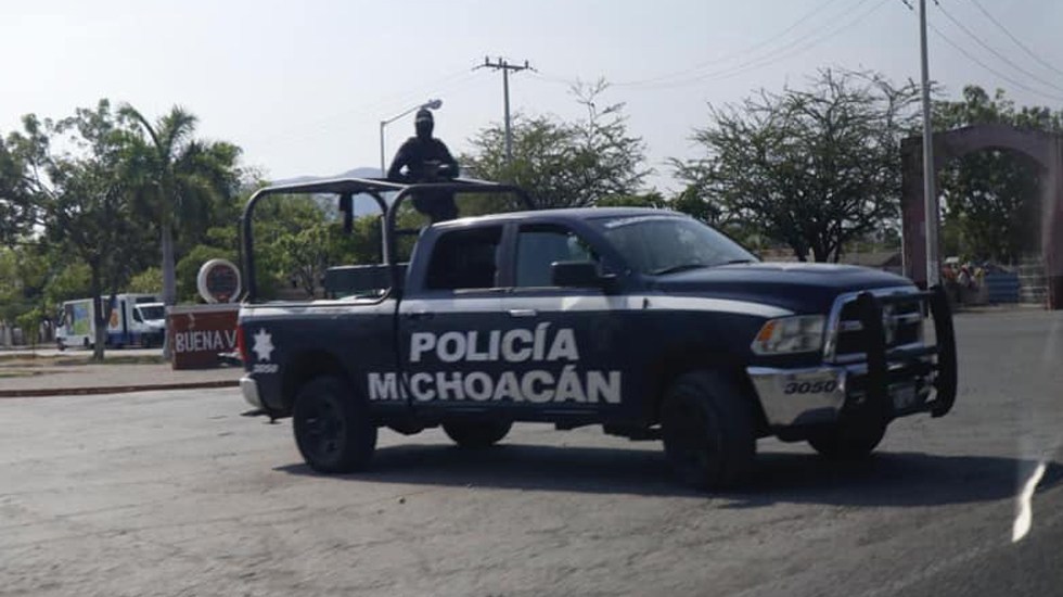 Hallan en Michoacán fosa clandestina con 10 cadáveres en descomposición