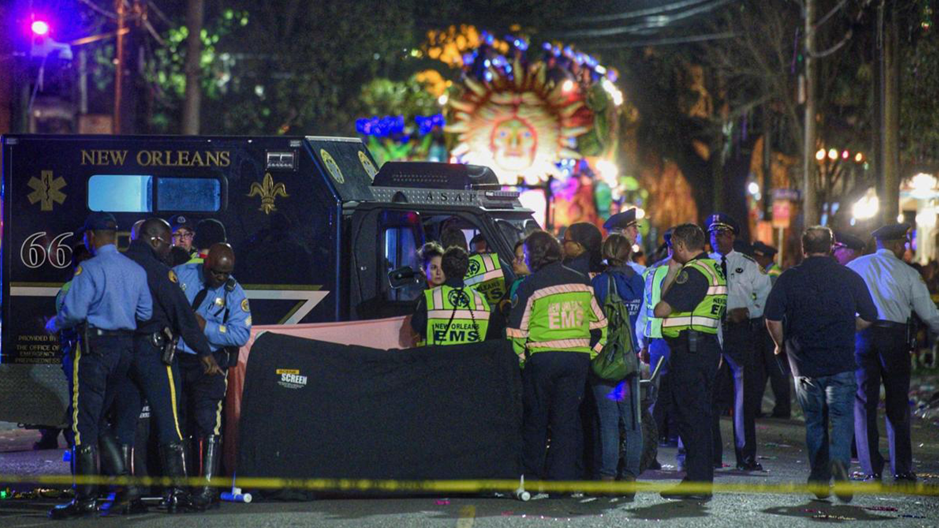 Mujer muere atropellada por carro alegórico en desfile de Nueva Orleans