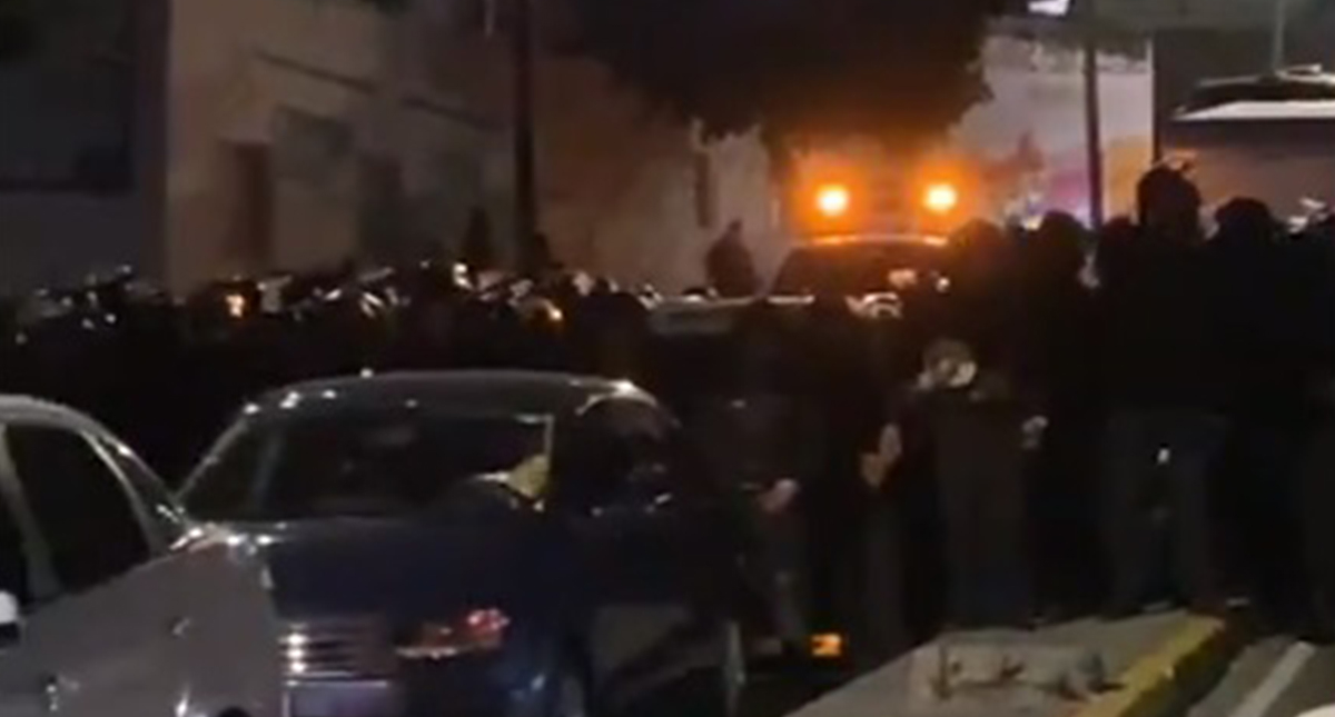 Granaderos se enfrentan a manifestantes en Circuito Interior por falta de agua