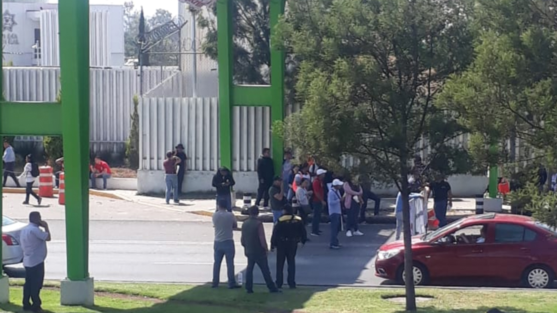 Expolicías federales bloquean Anillo Periférico