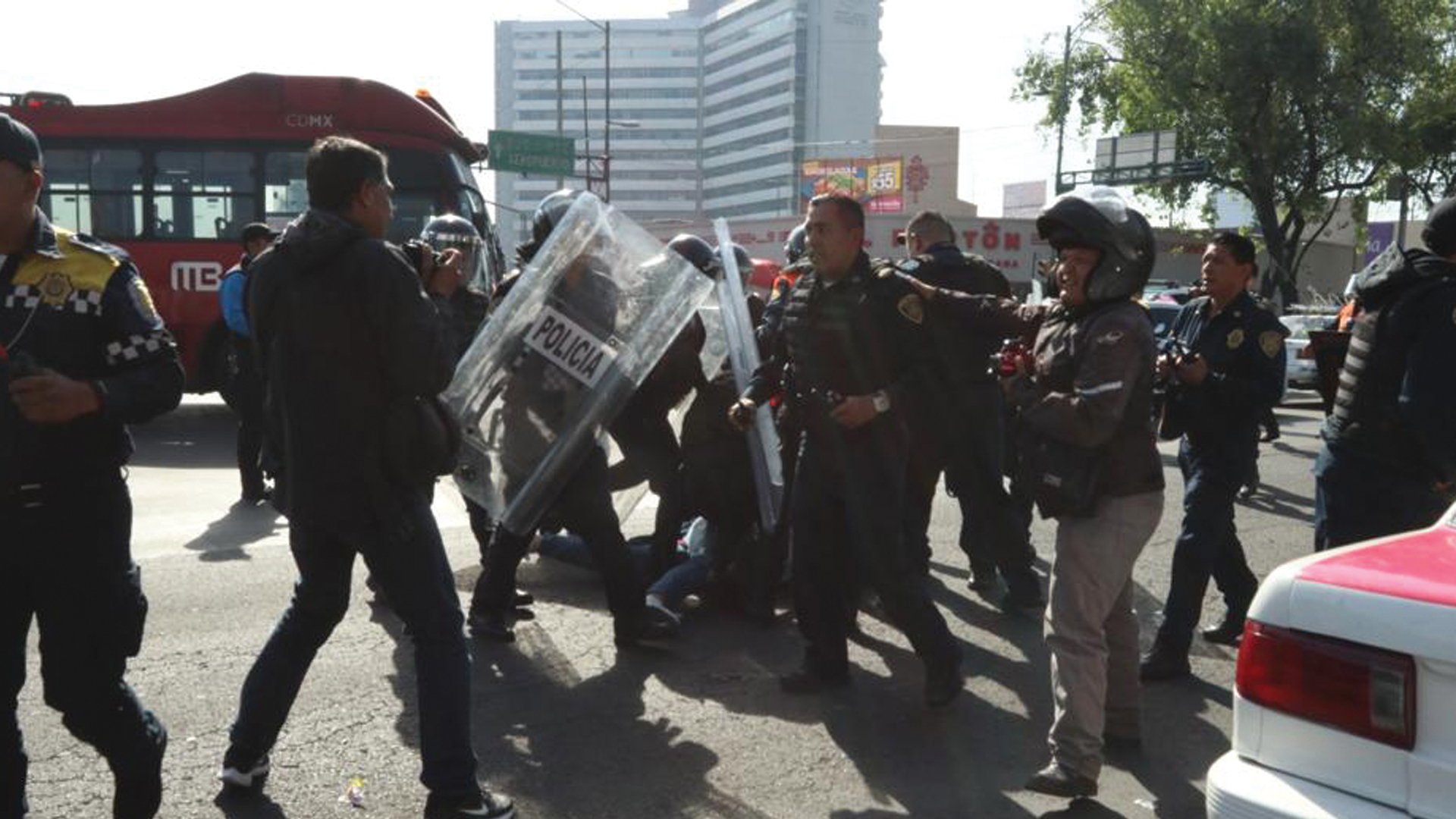 #Video Se enfrentan taxistas y policías en Buenavista; Insurgentes Norte está bloqueado - policias-taxistas