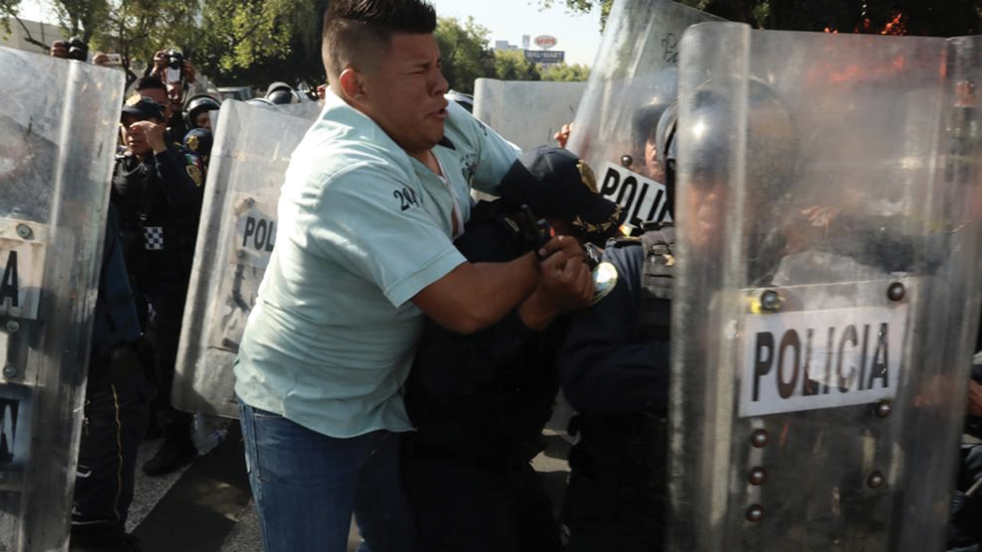 #Video Se enfrentan taxistas y policías en Buenavista; Insurgentes Norte está bloqueado