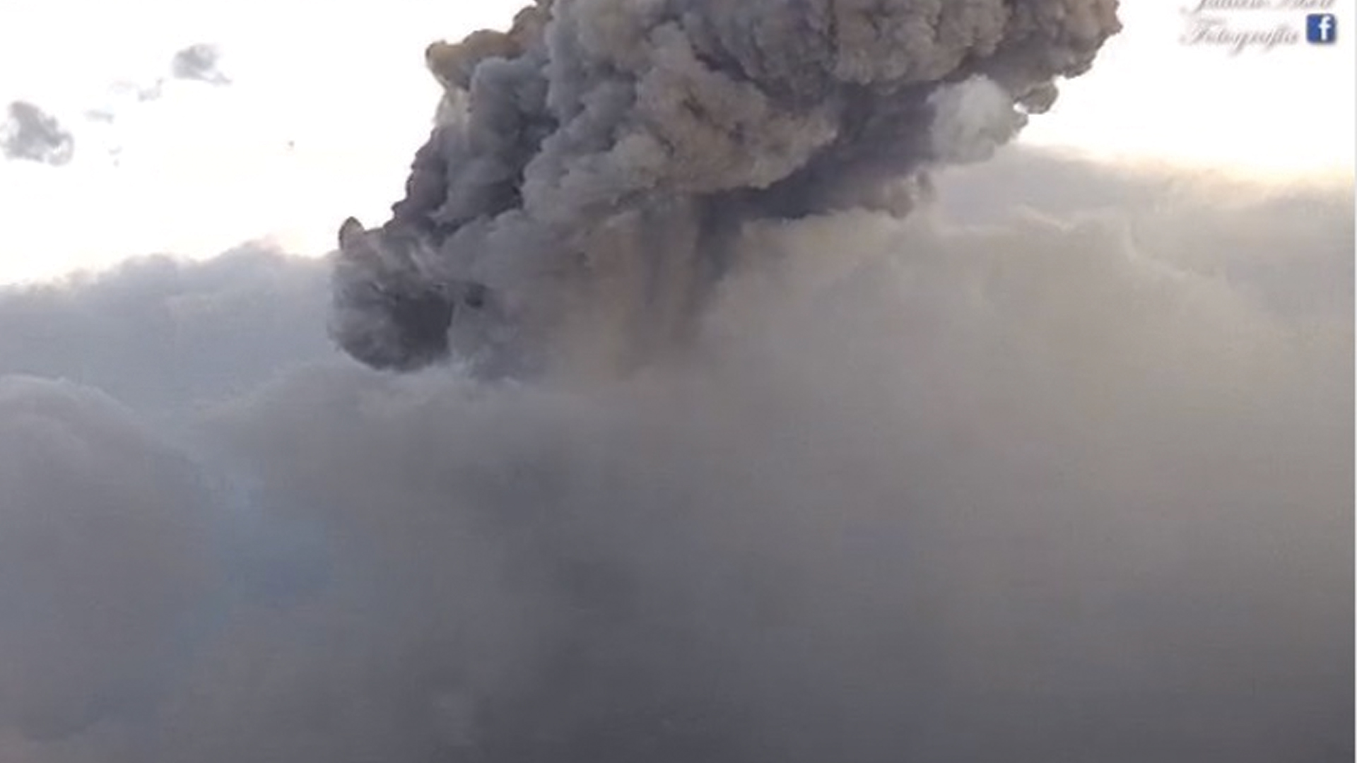 #Video Volcán Popocatépetl registra explosión de mil 500 metros de altura
