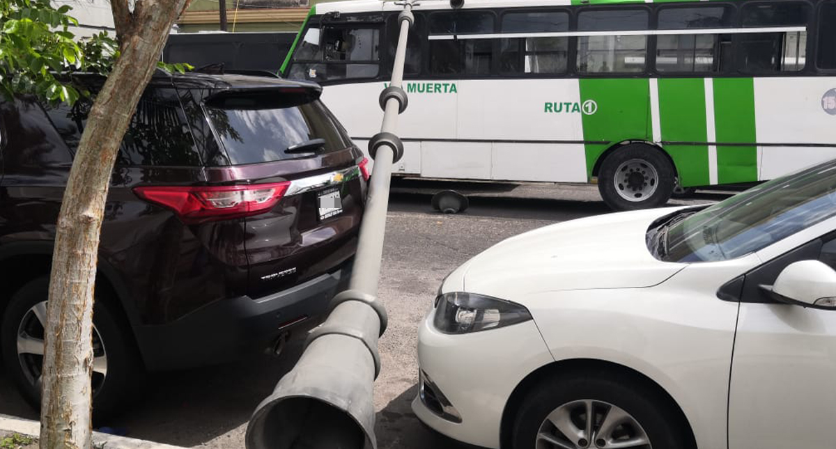 Frente Frío 41 deja a 77 colonias sin luz en Veracruz - poste-de-luz-caido-en-veracruz