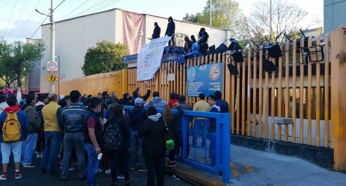 Encapuchados toman Prepa 8; se manifestarán por la tarde en Rectoría