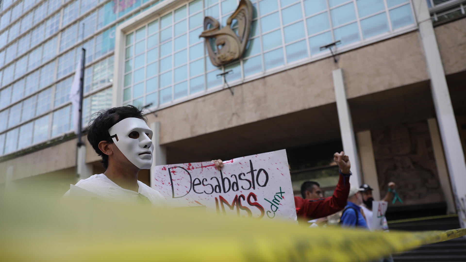 IMSS asegura que abasto de medicamentos para VIH “se está restableciendo”