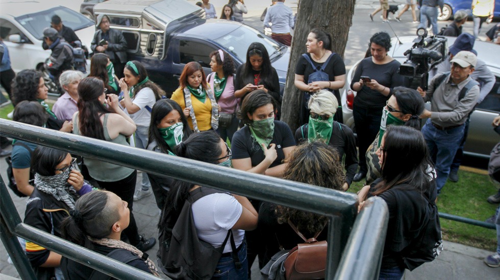 Feministas protestan por publicación de foto del cuerpo de Ingrid Escamilla