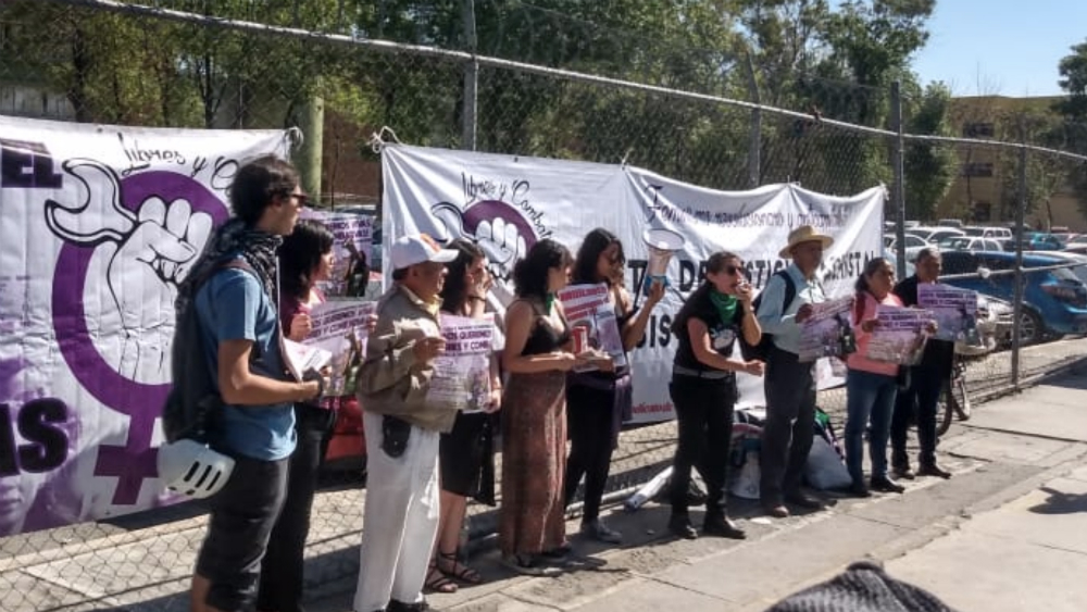 Mujeres exigen justicia contra presunto violador frente a Reclusorio Oriente