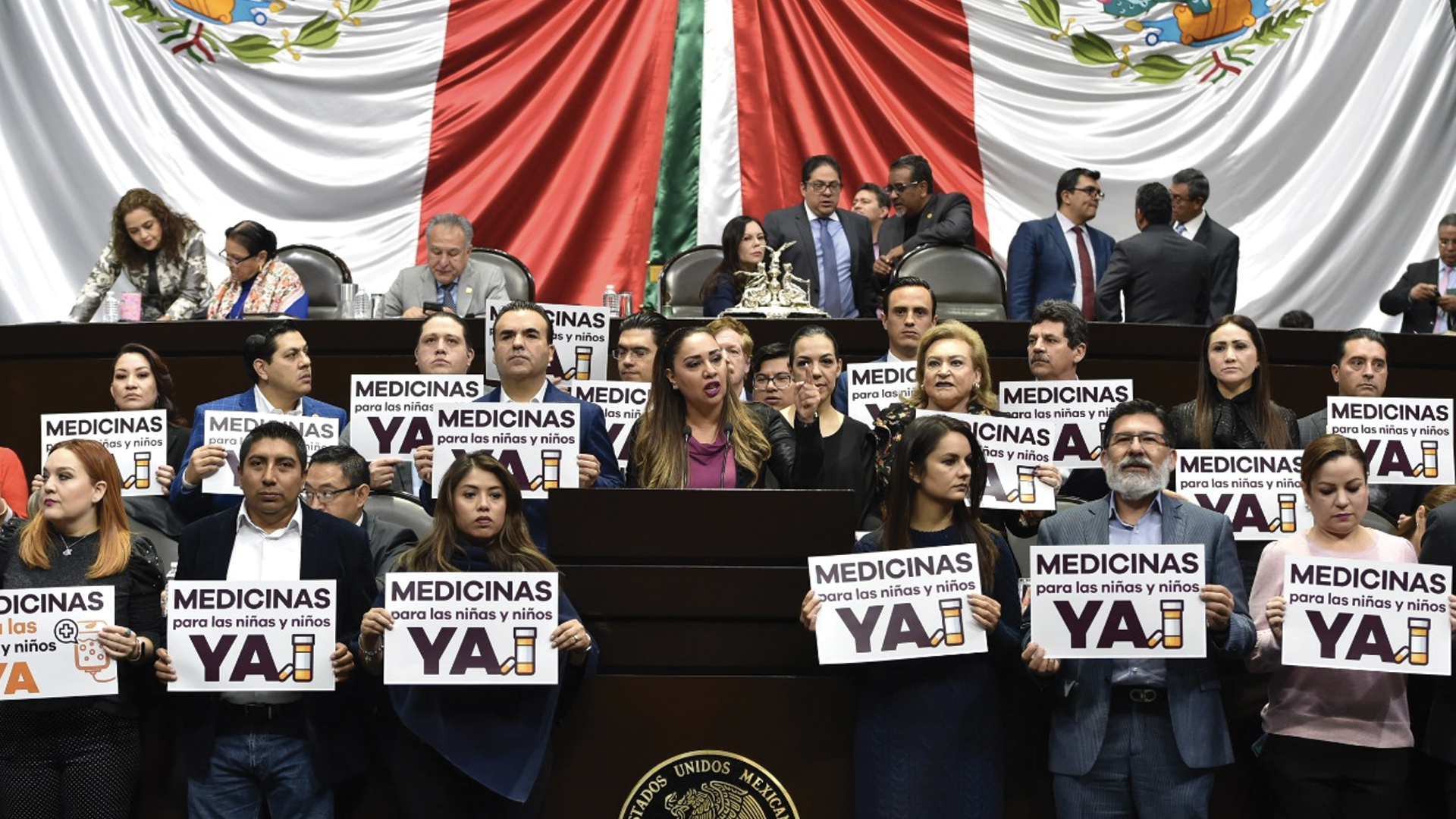 Panistas protestan en San Lázaro por desabasto de medicamentos