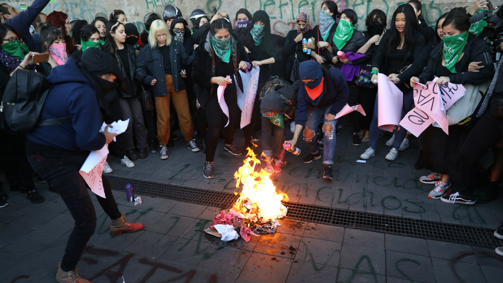 “López Obrador feminicida”, gritan mujeres desde Palacio Nacional