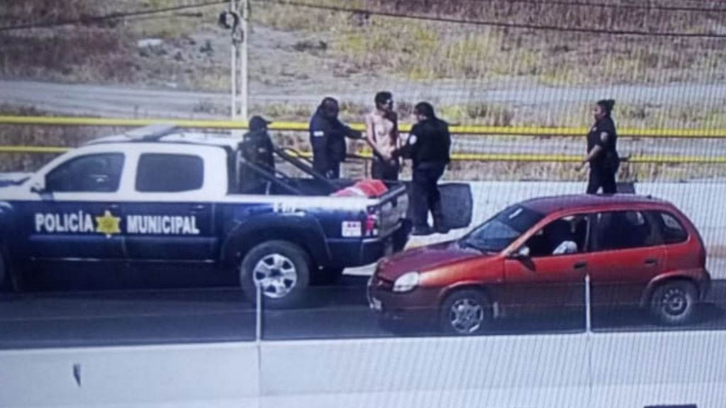 Policías de Querétaro evitan que hombre se lanzara de puente