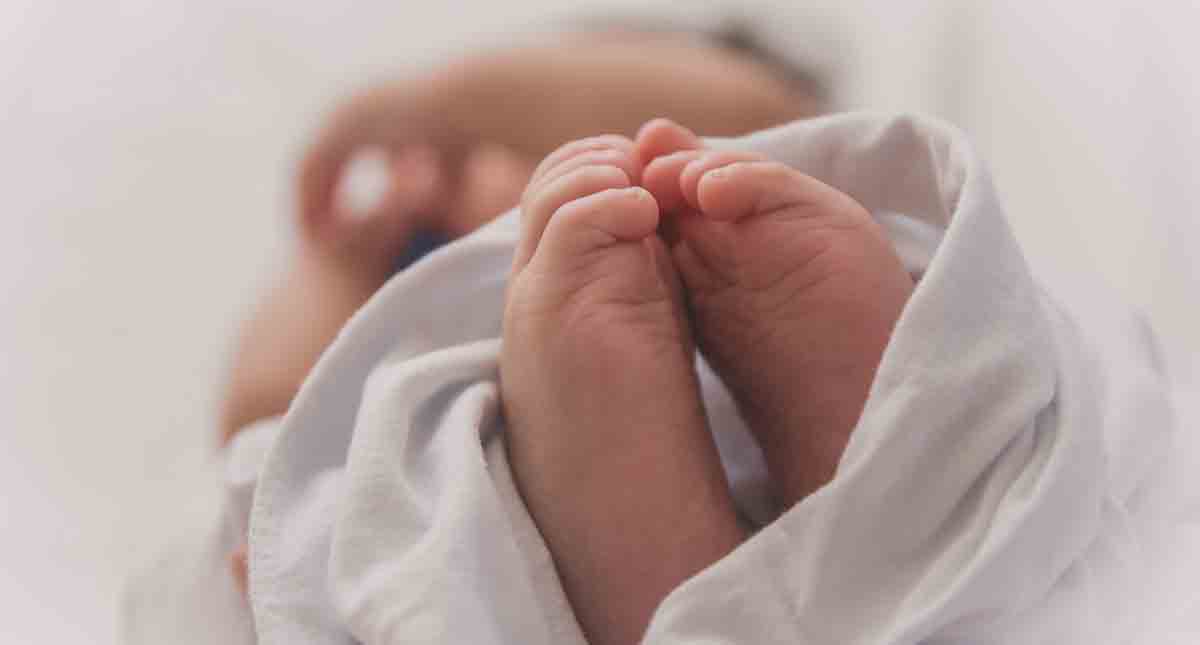 Diez recién nacidos se infectan de COVID-19 en hospital de Rumanía