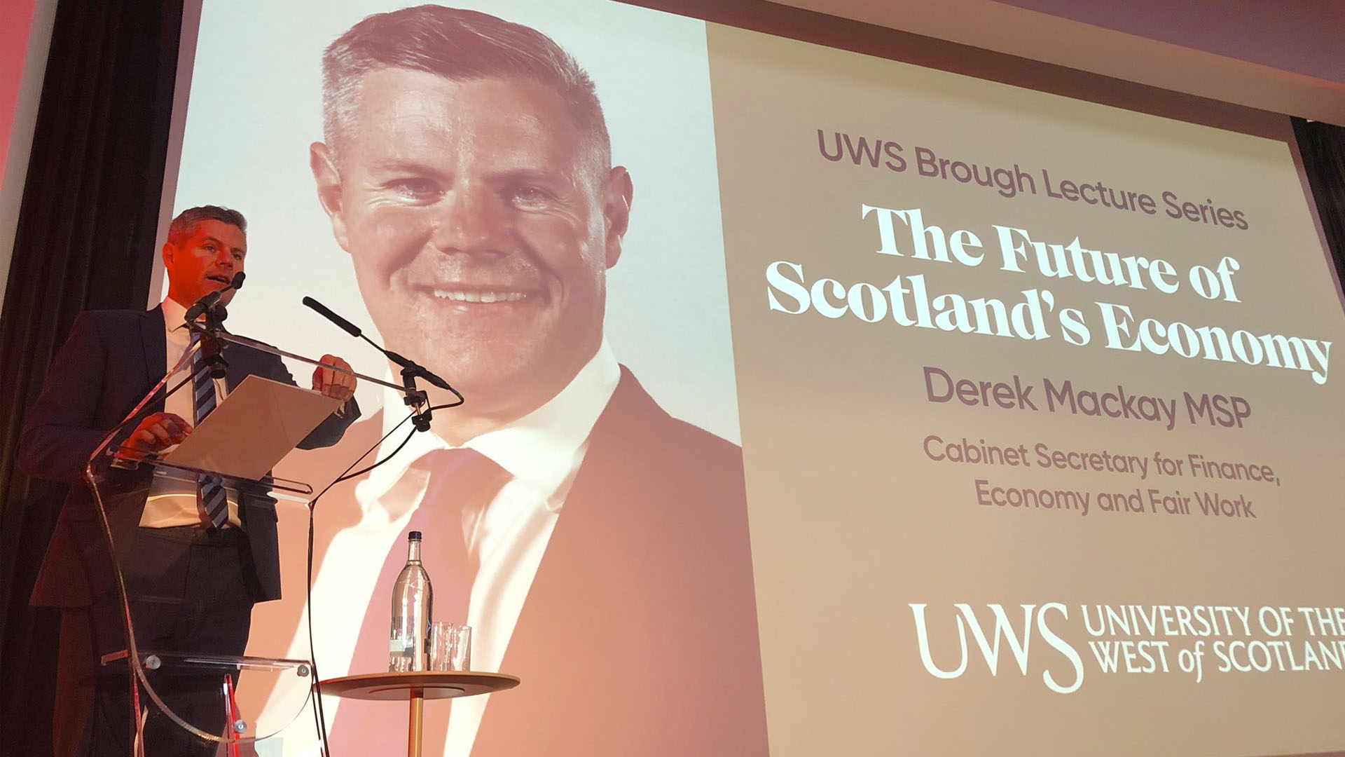 Renuncia ministro de Finanzas escocés tras enviar mensajes a adolescente