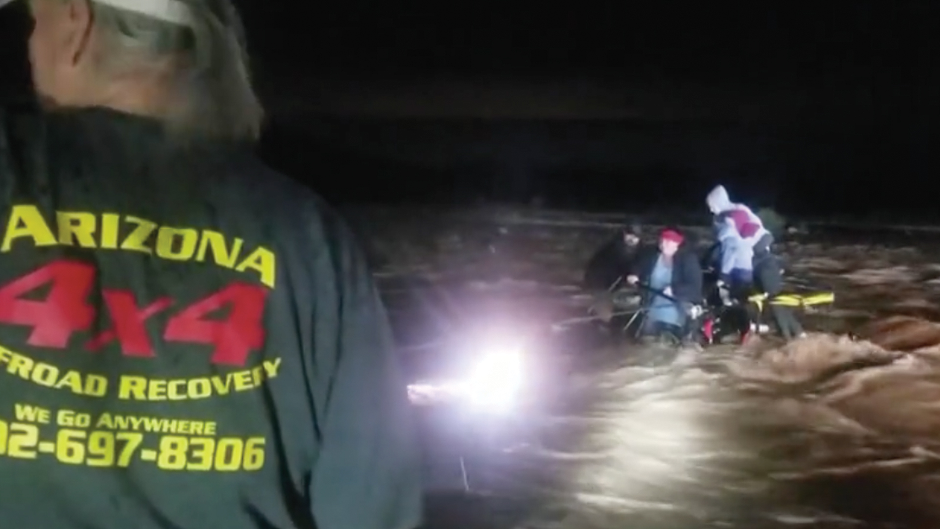 #Video Rescatan a familia de creciente de arroyo en Arizona