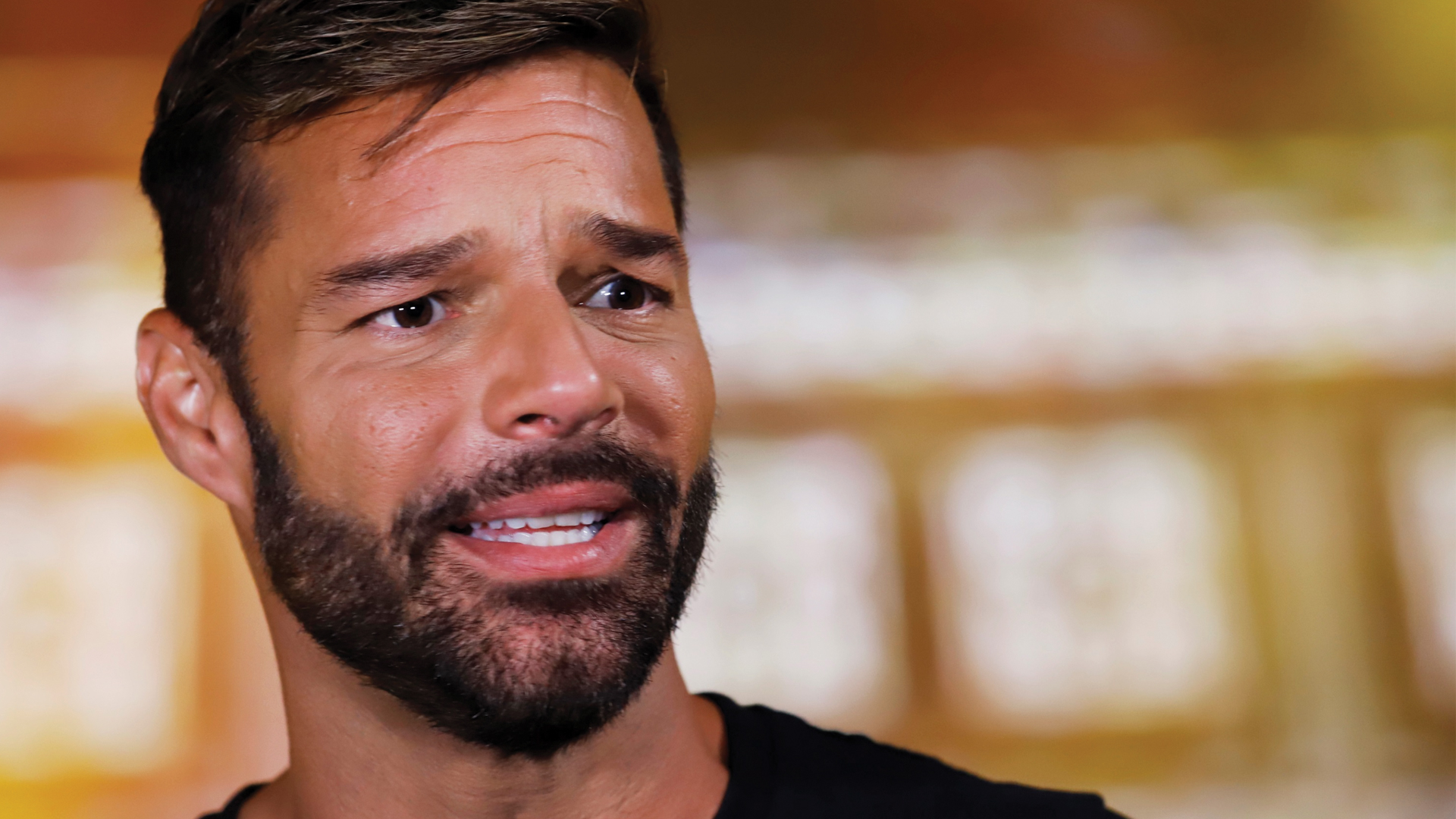 Es una locura que Trump no pida a personas usar cubrebocas: Ricky Martin