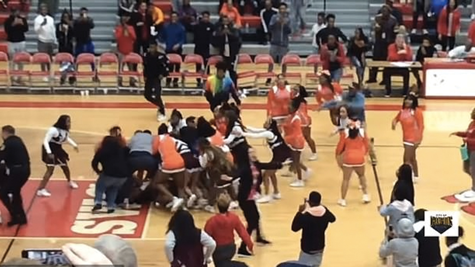 #Video Suspenden a equipo de porristas tras participar en riña