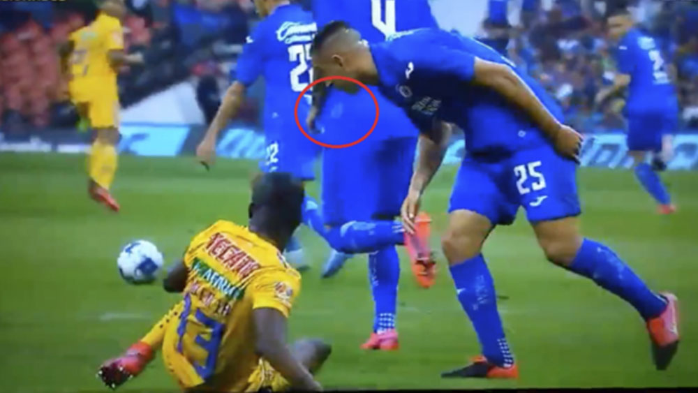 Roberto Alvarado niega haber escupido a Enner Valencia