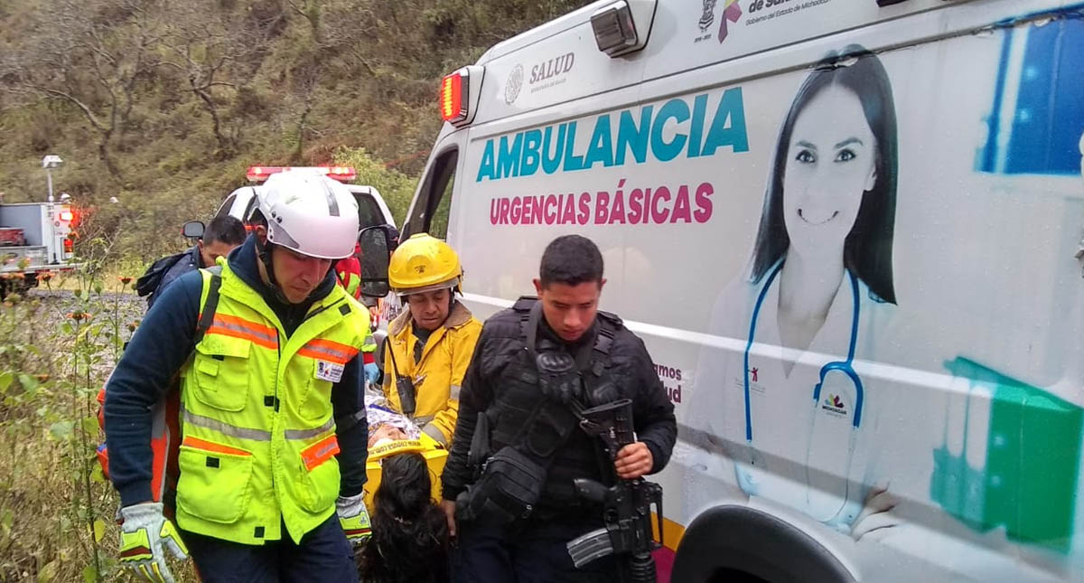 Auxilian a dos menores lesionados tras derrumbe en Michoacán