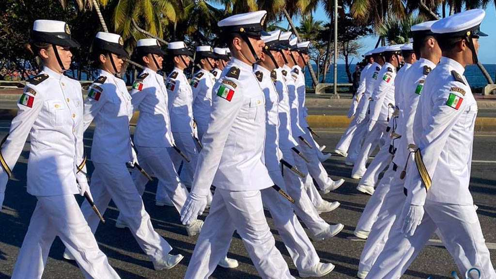 Cadetes navales mexicanos participan en desfile militar en República Dominicana