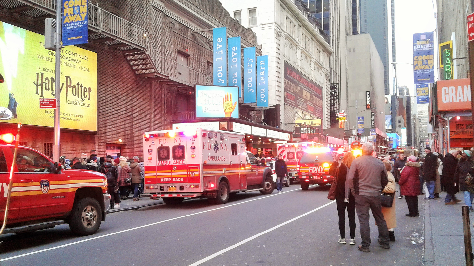 #Video Suspenden función del musical Jagged little pill por gas pimienta