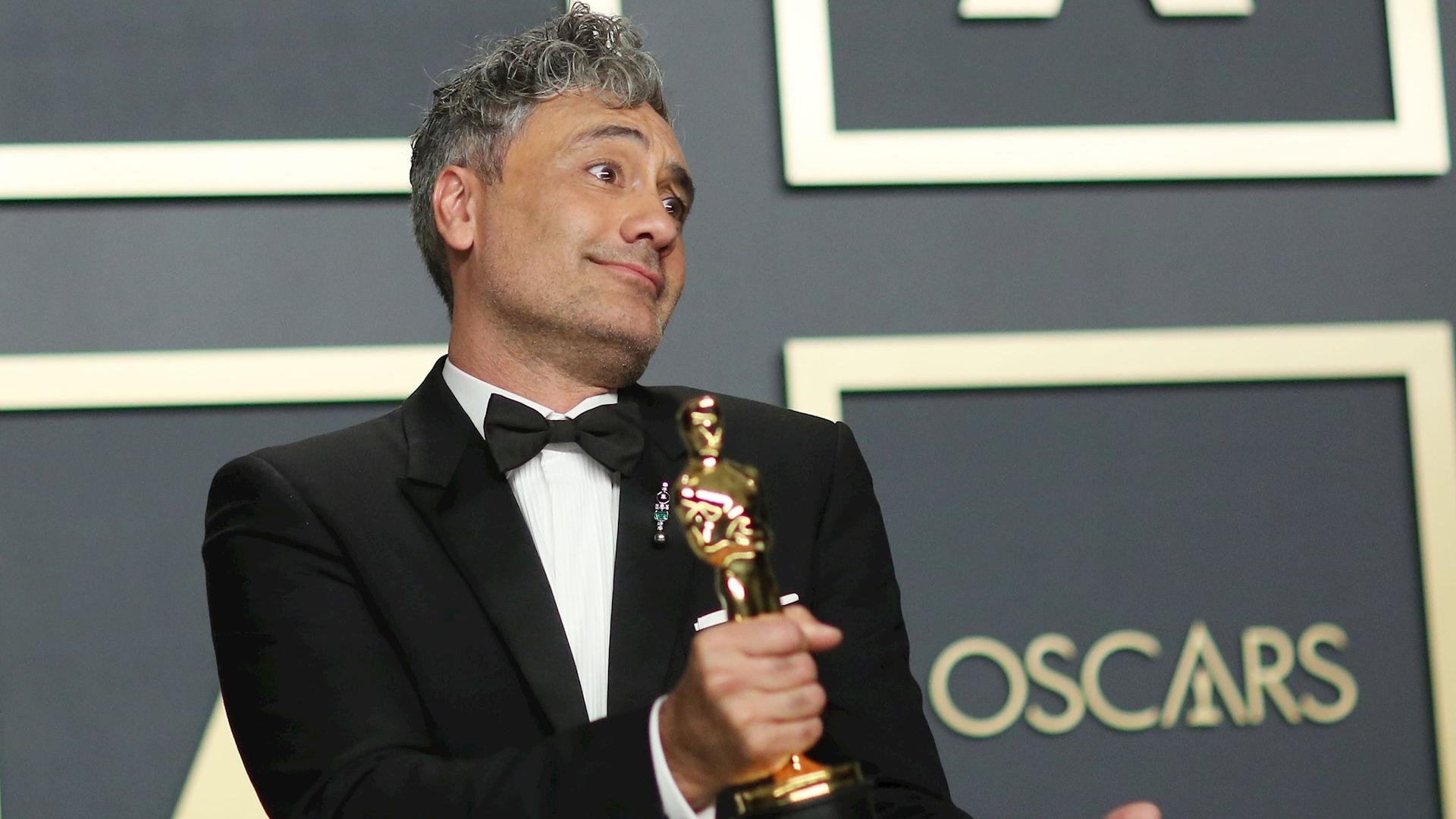 #Video Taika Waititi esconde su Óscar debajo de un asiento