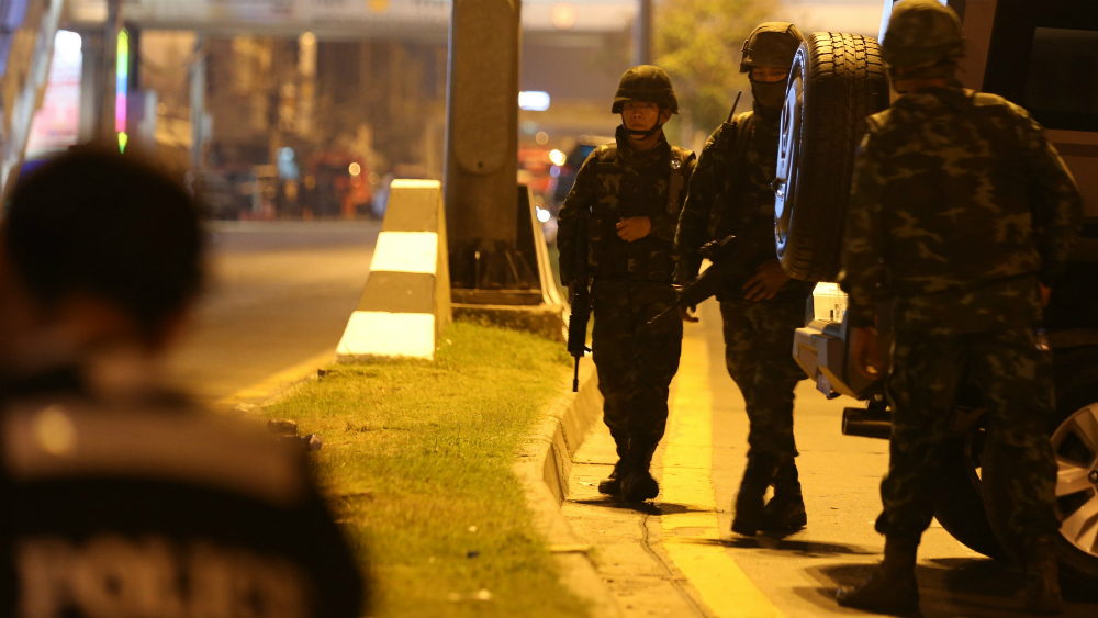 Madre de tailandés que mató a 20 personas pide que se rinda