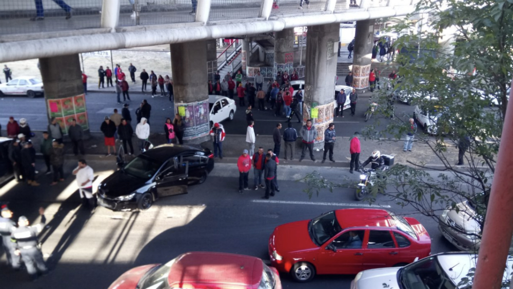 Taxistas bloquean avenida Central, en Ciudad Nezahualcóyotl