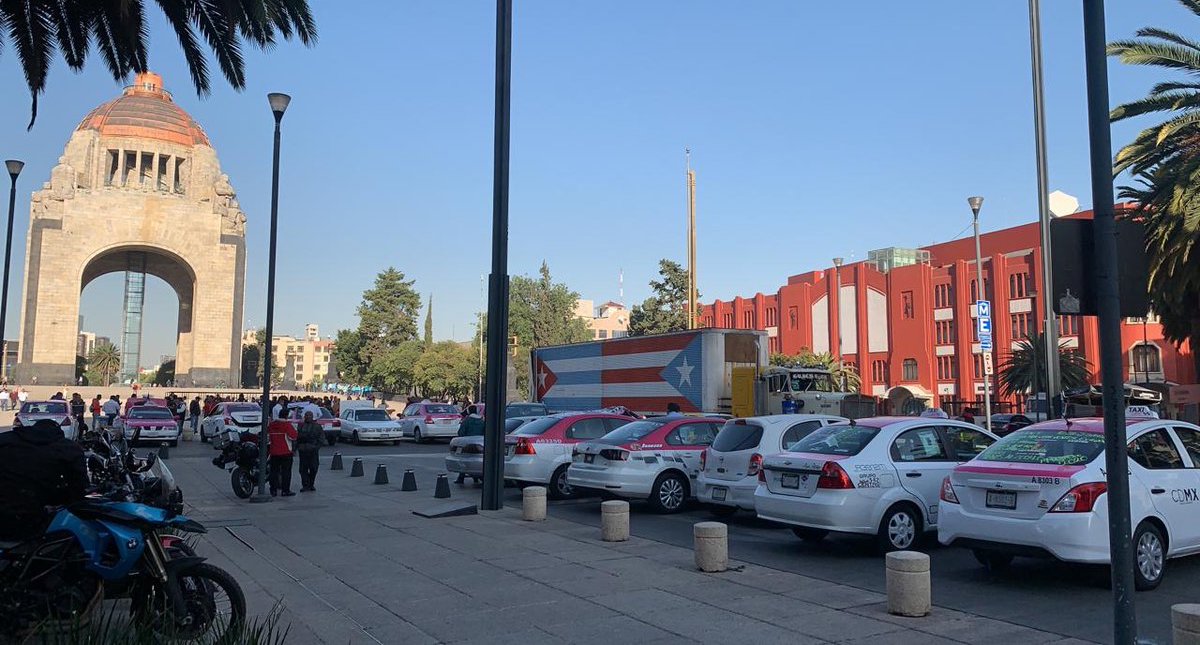Taxistas arriban al Monumento a la Revolución