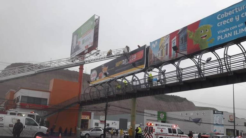 Bomberos rescatan a joven que intentó lanzarse de puente en Tijuana