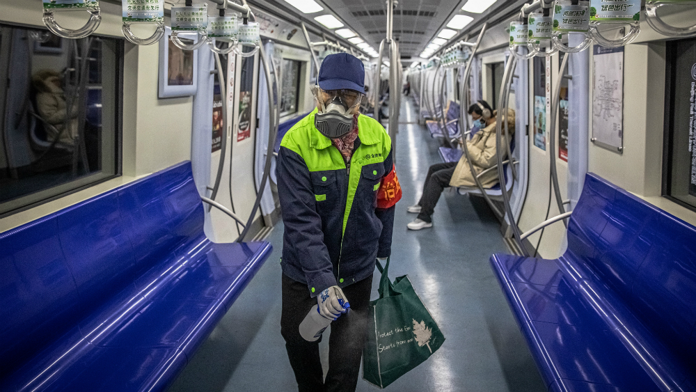 China regresa a trabajar a cuentagotas mientras sigue lucha contra el coronavirus