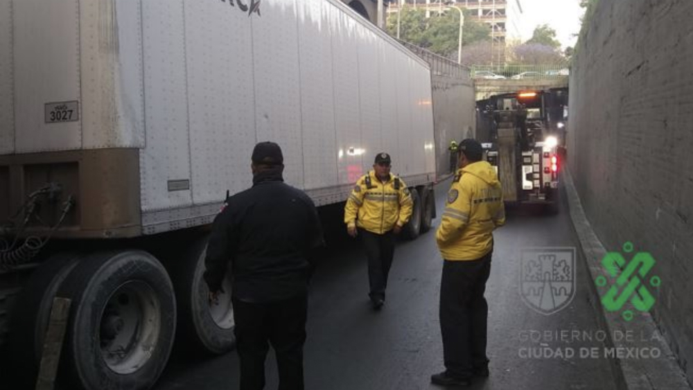 Caos vial por tráiler atorado en la colonia Obrera de la CDMX