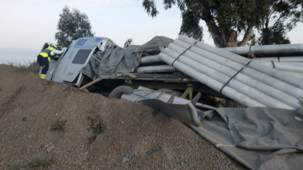 Muere conductor de tráiler tras chocar en rampa de emergencia en la México-Puebla