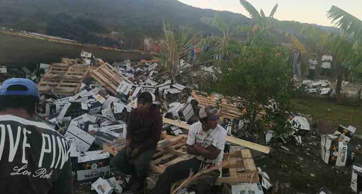 Vuelca tráiler cargado con cervezas en Chiapas; autoridades ejidales evitan rapiña