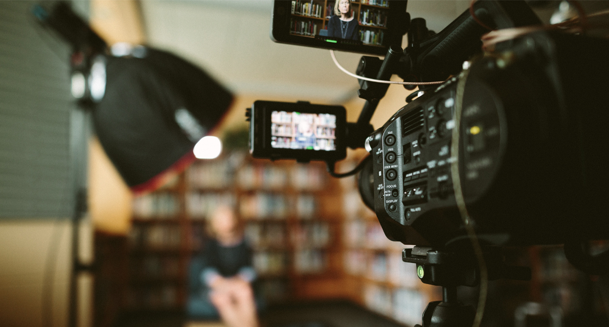 Multan por abuso sexual a hombre que besó a reportera en la mejilla sin su consentimiento